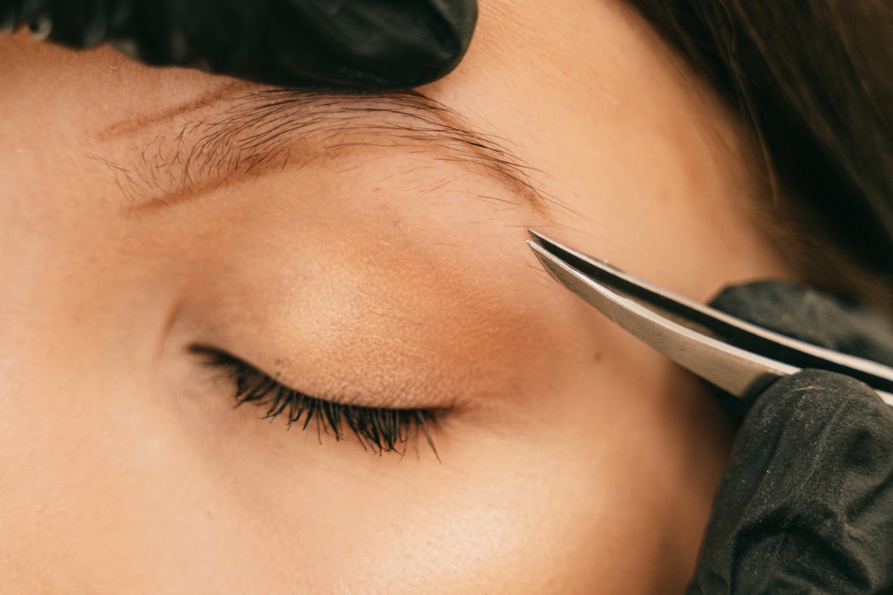plucking eyebrow